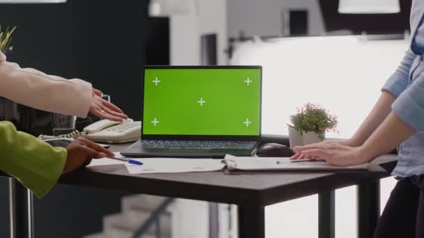 由同事组成的团队在笔记本电脑上查看绿色屏幕模板 为业务协作或合作伙伴关系提供独立的模拟展示 在有版权的办公室里工作的人 — 图库视频影像