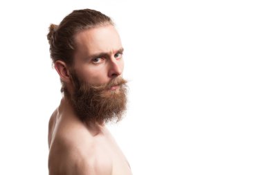 Stüdyo fotoğraf beyaz zemin üzerine dövmeli hipster sakallı