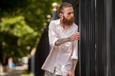 Hippi adam uzun sakallı, dışarıda poz veriyor. Biçim ve çeşitlilik