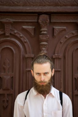 Kameraya bakarak uzun sakallı hippi. Stil ve çeşitlilik