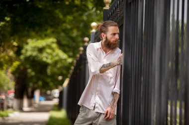 Hippi adam uzun sakallı, dışarıda poz veriyor. Biçim ve çeşitlilik