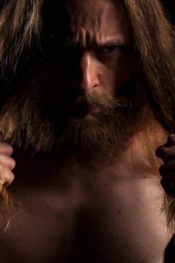 Uzun saç ve sakal studio fotoğraf siyah arka plan üzerine serin seyir hippi. İfade ve moda
