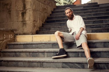 Kameraya bakarak merdiven sokakta oturan serin seyir yenilikçi