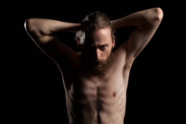 Raffreddare Cercando Uomo Barbuto Ombre Profonde Sfondo Nero Studio Foto — Foto Stock
