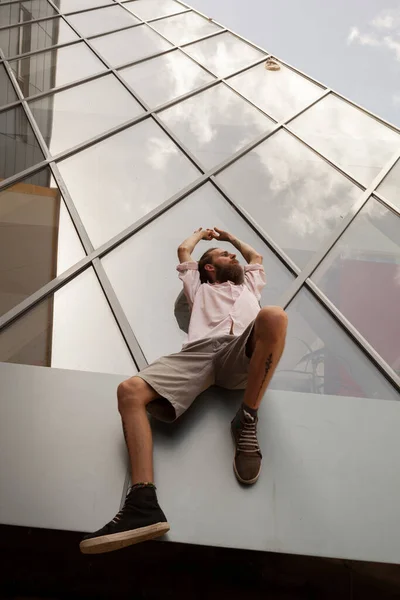 Berjenggot Bertato Hipster Berpose Depan Gedung Kantor Perusahaan Awal Yang — Stok Foto