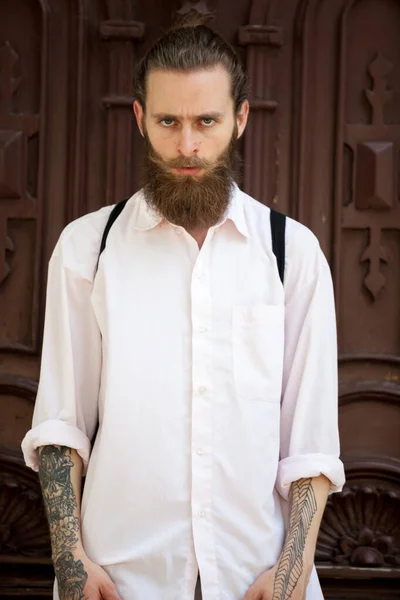 Retrato Hipster Tatuado Con Barba Larga Estilo Diversidad — Foto de Stock