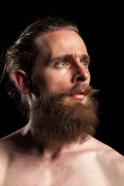 黒い背景によそ見のスタジオでひげを生やしたヒップスター — ストック写真