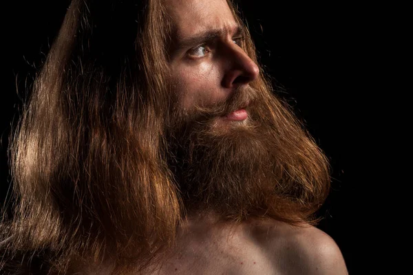 Hipster Com Cabelo Longo Barba Fundo Pretoem Estúdio Foto Expressão — Fotografia de Stock