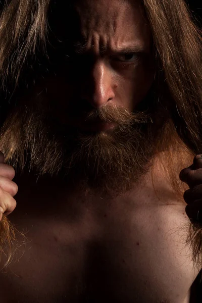 Hűvös Látszó Csípő Hosszú Haja Szakálla Stúdió Fotó Fekete Háttéren — Stock Fotó