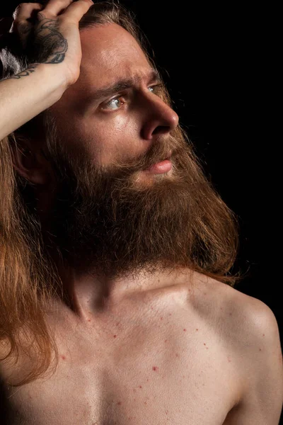 Hipster Com Barba Longa Sobre Fundo Preto Foto Estúdio Expressão — Fotografia de Stock