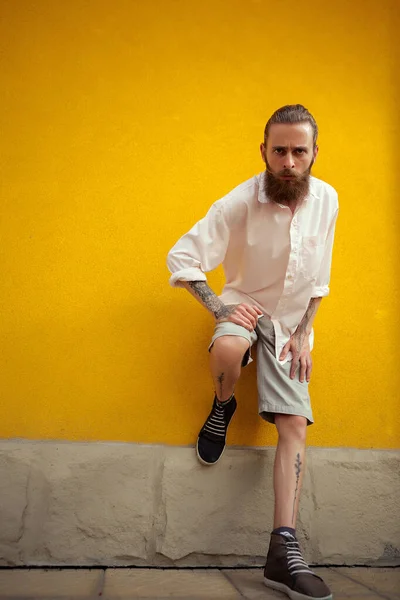 Hombre Barbudo Tatuado Posando Pared Amarilla Afuera Moda Estilo — Foto de Stock