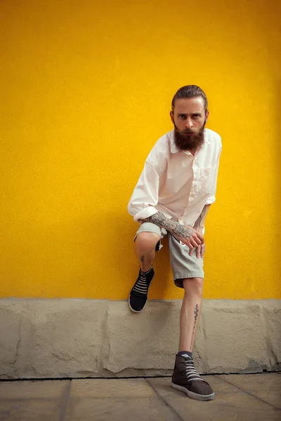 Hipster Posando Parede Amarela Fora Moda Estilo — Fotografia de Stock