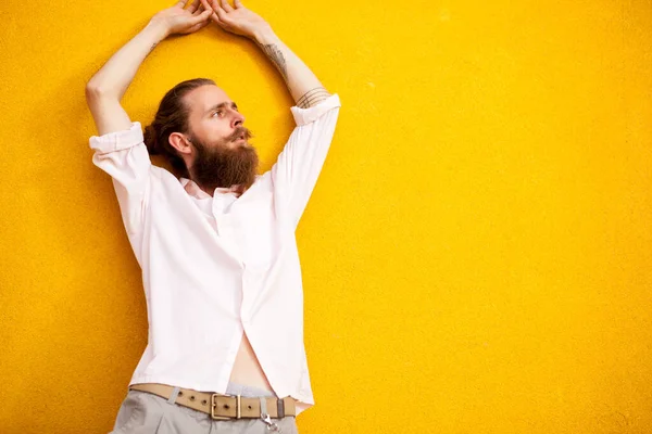 Татуированный Бородатый Мужчина Желтой Стене Позирует Открытом Воздухе — стоковое фото