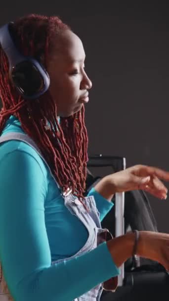 Vídeo Vertical Mujer Linda Haciendo Símbolo Forma Corazón Escuchando Música — Vídeo de stock