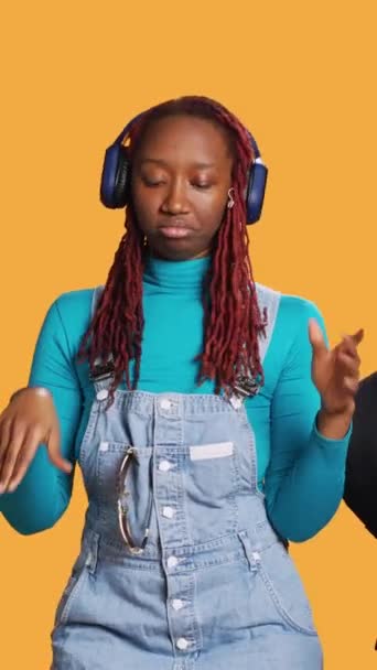 Vertikální Video Mladý Turista Dělá Srdeční Znamení Poslouchá Hudbu Ukazuje — Stock video