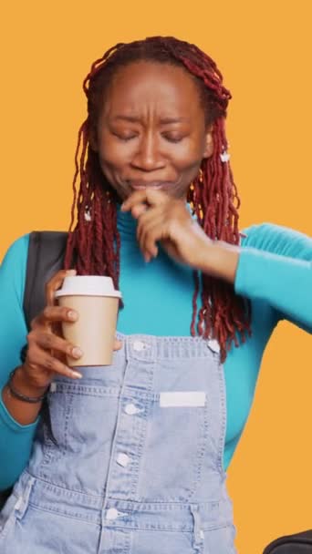Video Verticale Donna Esausta Che Beve Una Tazza Caffè Sbadiglia — Video Stock