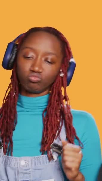 Vídeo Vertical Chica Afroamericana Dando Besos Aire Escuchando Música Los — Vídeo de stock