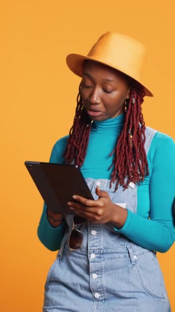 Pionowe Wideo Afrykański Amerykański Podróżnik Pomocą Tabletu Przeglądając Stronę Internetową — Wideo stockowe