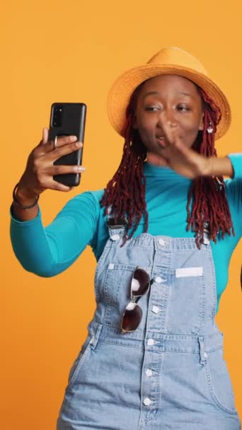 Pionowe Wideo Uśmiechnięta Dziewczyna Rozmawiająca Spotkaniu Wideokonferencyjnym Używająca Smartfona Prowadzenia — Wideo stockowe