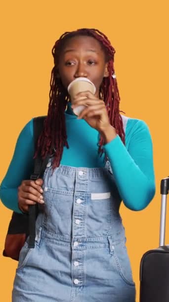 Pionowe Wideo Młoda Turystka Pijąca Kawę Studio Przygotowująca Się Wyjazdu — Wideo stockowe