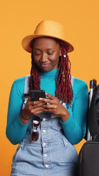 垂直ビデオ 電話アプリで女性の人のテキストメッセージ 休日の旅行でオンラインソーシャルメディアのページを閲覧 国際的な都市の休暇に出て若い観光客 上のインターネットネットワークを使用して — ストック動画