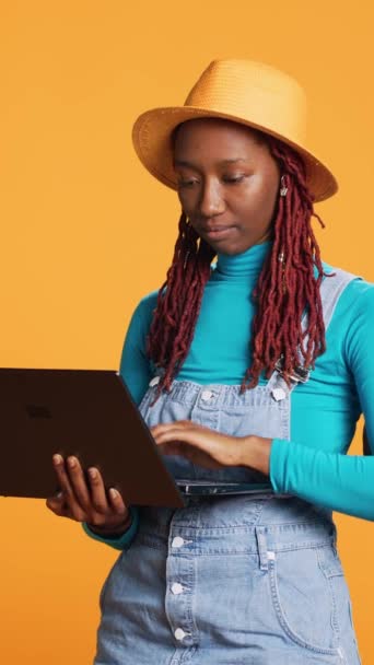 Κάθετη Βίντεο Αφρο Αμερικανική Ιστοσελίδα Κορίτσι Περιήγηση Στο Laptop Χρησιμοποιώντας — Αρχείο Βίντεο
