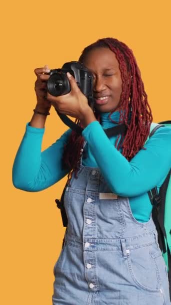 垂直ビデオ 都市の冒険にDslr装置で写真を撮る 写真のためにカメラを使用して女性旅行者 若い写真家の観光と思い出を作るためにレンズを使用して 海外の都市休憩 — ストック動画