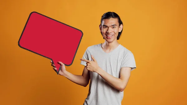Smiling Person Holding Red Speech Bubble Copyspace Using Cardboard Icon — Photo