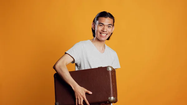 Homem Asiático Segurando Grande Mala Câmera Preparando Para Sair Viagem — Fotografia de Stock