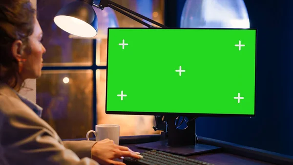 Młody Przedsiębiorca Patrząc Zielonym Ekranie Wyświetlacza Monitorze Sprawdzanie Komputera Chromakey — Zdjęcie stockowe