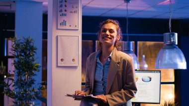 Genç girişimci geceleri online istatistiklere bakıyor bilgisayarda yatırım planı yazıyor. İş kadını kağıtların diyagramlarını ve grafiklerini analiz ediyor, başlangıç geliştirme üzerinde çalışıyor.