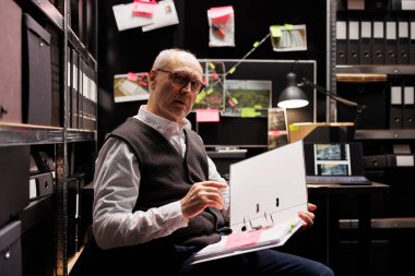 Kıdemli polis olay yeri raporlarını inceliyor, kriminoloji dosyalarını okuyor. Özel dedektif gece geç saatlere kadar arhiv odasında şüpheli profilinde çalışıyor, gizli federal soruşturma planlıyor.