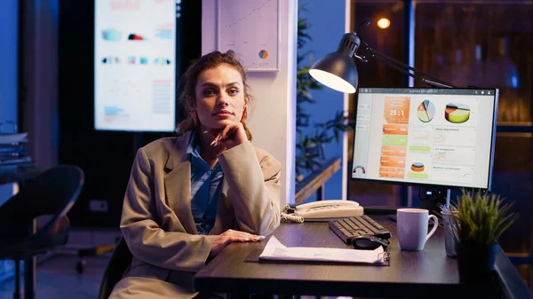在公司办公室工作的女商人的画像 坐在办公桌前 为盈利发展计划金融投资 经理在电脑上分析经济图表 — 图库照片