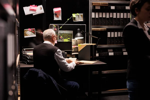 Agente Federal Sénior Sentado Mesa Del Escritorio Arhive Room Analizando — Foto de Stock