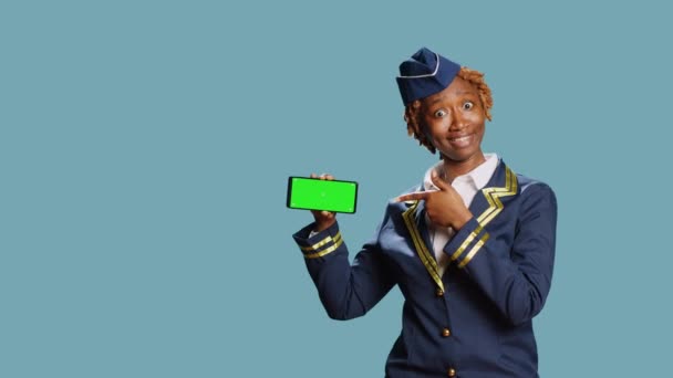 Junge Stewardess Hält Smartphone Mit Greenscreen Und Zeigt Chroma Schlüsselanzeige — Stockvideo