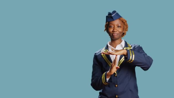 Jeune Hôtesse Air Montrant Symbole Temps Mort Studio Demandant Une — Video