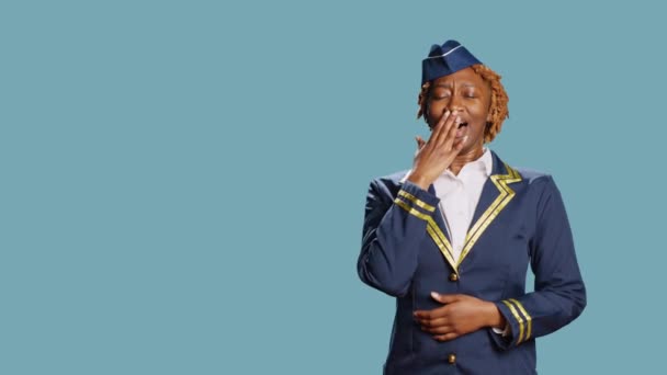 Afrikansk Amerikansk Flygvärdinna Gäspar Studion Trött Och Utsliten Efter Ett — Stockvideo