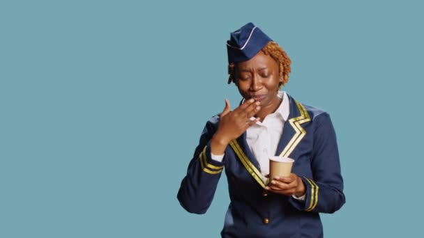 Stewardess Fáradtnak Érzi Magát Kávézás Ásítás Közben Kimerült Repülős Munkás — Stock videók