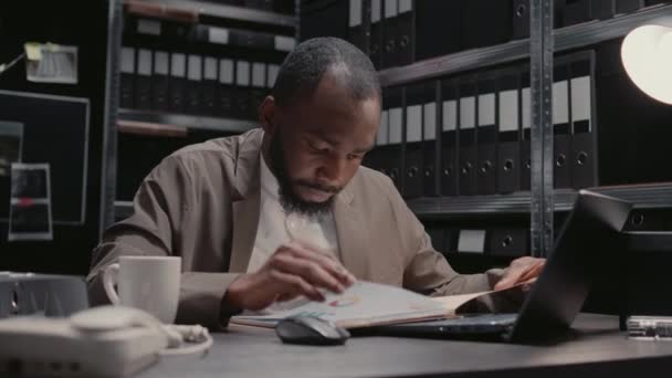 Άντρας Επιθεωρητής Διαβάζει Καταθέσεις Μαρτύρων Και Στοιχεία Για Βρει Τον — Αρχείο Βίντεο
