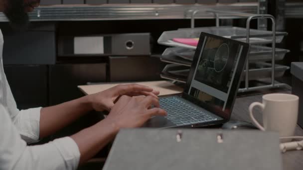 Afrykański Amerykanin Badający Zdjęcia Laptopie Umieszczający Materiały Obserwacji Miejsca Zbrodni — Wideo stockowe