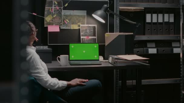 Επαγγελματίας Επιθεωρητής Που Χρησιμοποιεί Φορητό Υπολογιστή Πράσινη Οθόνη Αναλύει Χρωματική — Αρχείο Βίντεο
