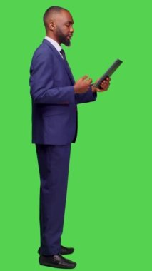 Dikey video: Dijital tablette iş toplantısına katılan şirket yöneticisinin profili, çevrimiçi video konferans sohbetlerinde konuşmak için aygıt kullanıyor. Girişimci uzaktan telekonferansta sohbet ediyor