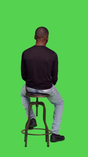 Vídeo Vertical Visão Traseira Homem Afro Americano Cadeira Posando Com — Vídeo de Stock