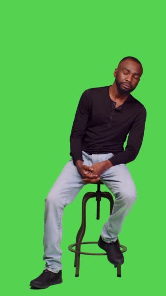 Vídeo Vertical Vista Frontal Homem Afro Americano Cadeira Posando Com — Vídeo de Stock