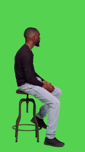 Vídeo Vertical Perfil Homem Afro Americano Cadeira Posando Com Confiança — Vídeo de Stock