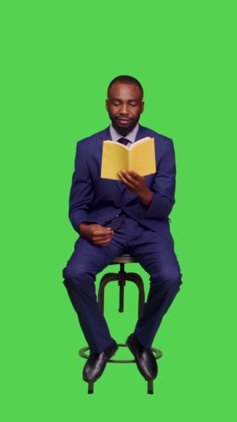 Dikey Video Ofis Çalışanının Sandalyeye Oturup Kitap Üzerine Roman Okuması — Stok video