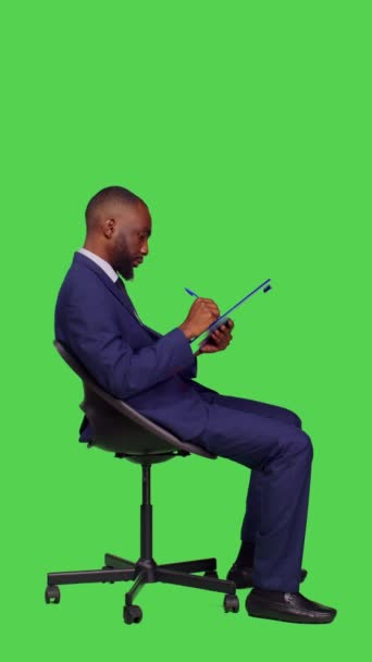 Pionowe Wideo Profil Afrykańskiego Biznesmena Robiącego Notatki Plikach Myślącego Nowych — Wideo stockowe