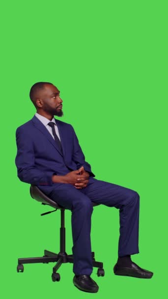 Dikey Video Stüdyoda Sandalyede Oturan Takım Elbiseli Yeşil Ekran Üzerinde — Stok video