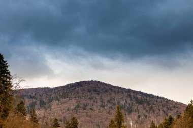 Dağlar ve kışın bulutlar güzel manzara