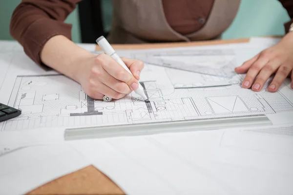 Arquitecta Mujer Mesa Dibujando Sobre Planos Negocios Creatividad Trabajo Arquitectura —  Fotos de Stock